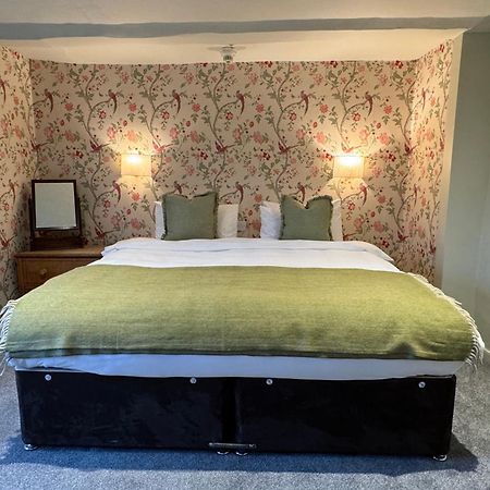 Hotel Neeld Arms à Grittleton Extérieur photo