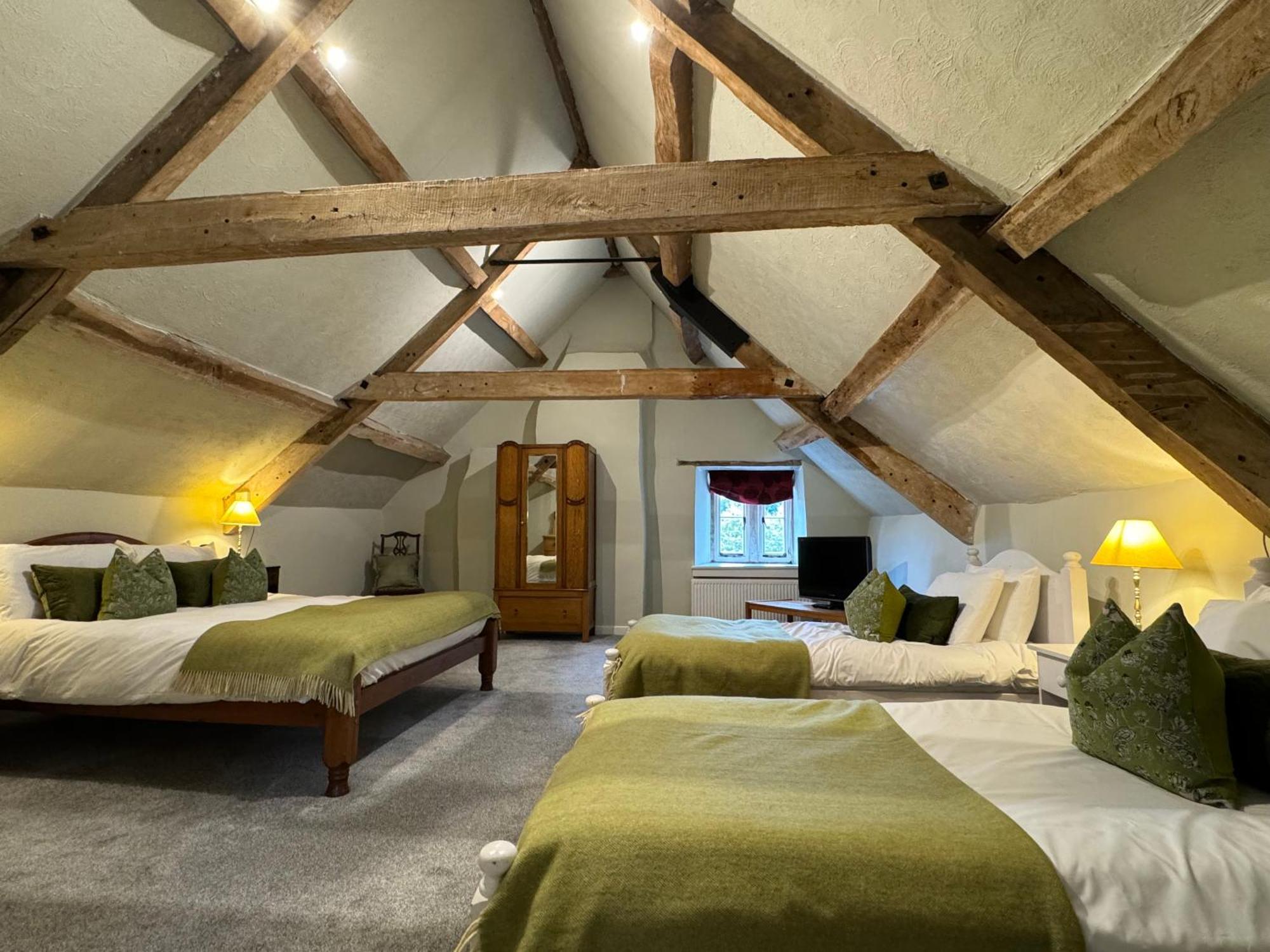 Hotel Neeld Arms à Grittleton Extérieur photo