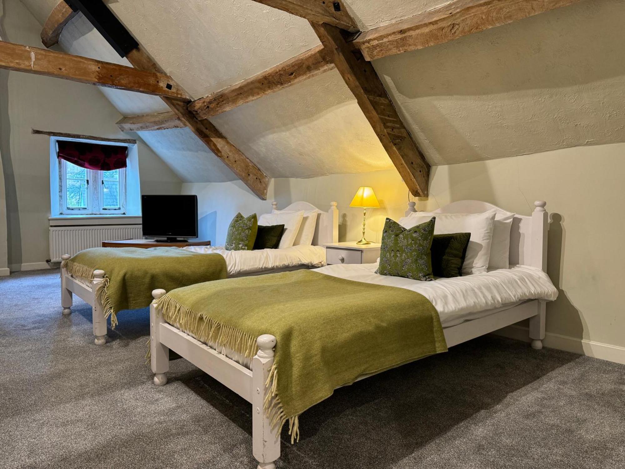 Hotel Neeld Arms à Grittleton Extérieur photo